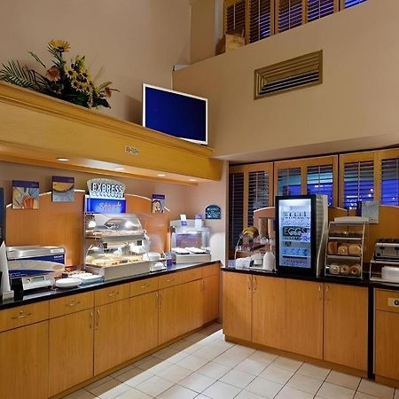 Holiday Inn Express Toronto East - Scarborough By Ihg Екстериор снимка