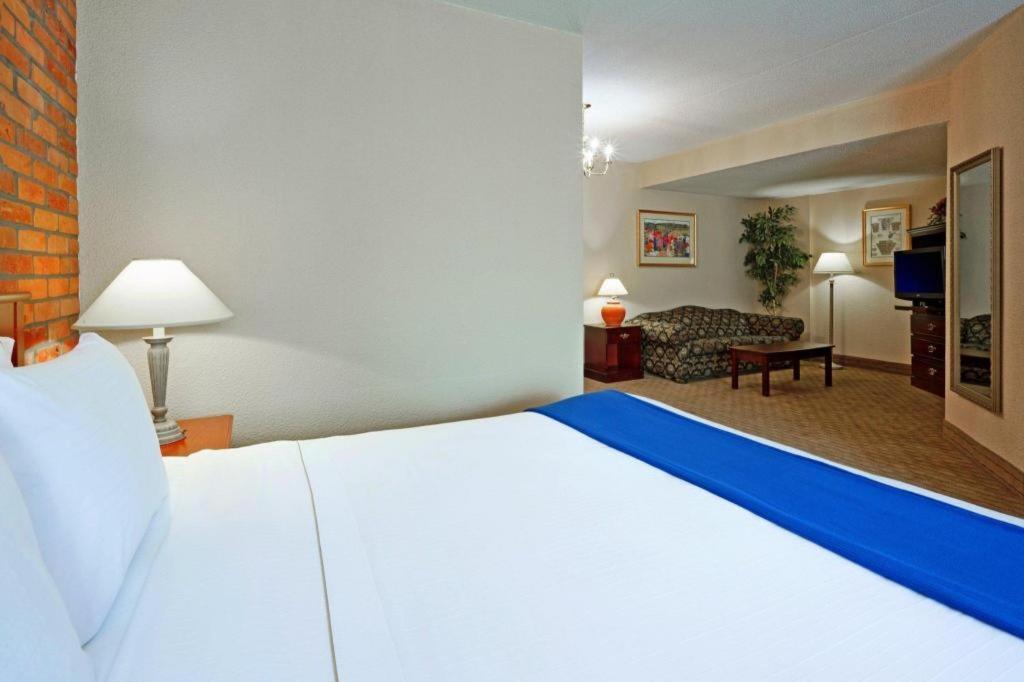 Holiday Inn Express Toronto East - Scarborough By Ihg Екстериор снимка