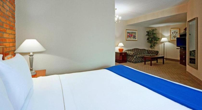 Holiday Inn Express Toronto East - Scarborough By Ihg Екстериор снимка